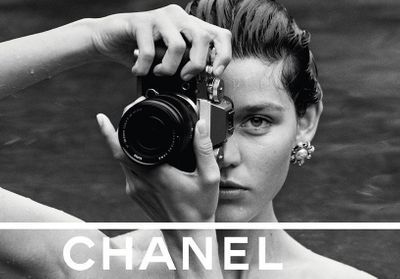 En amont de son défilé, Chanel dévoile un teaser en noir et blanc