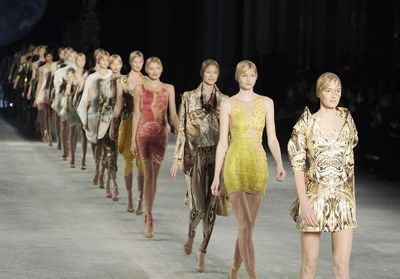 8 défilés Alexander McQueen qui ont marqué l'histoire de la mode