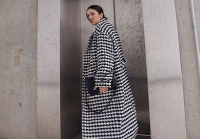 Ce manteau H&M est partout sur Instagram, et il est toujours disponible