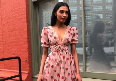 Cette robe audacieuse agite la Toile depuis cet été