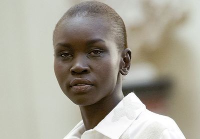 Comment Alek Wek a révolutionné la mode en jetant sa perruque blonde en plein défilé Betsey Johnson