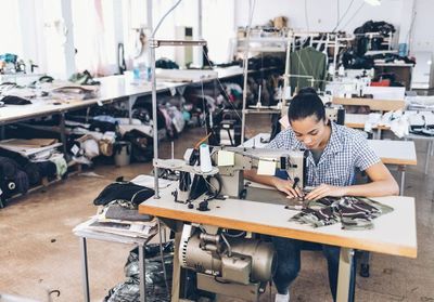 Coronavirus : De Chanel à Zara, la production textile mondiale à l'arrêt