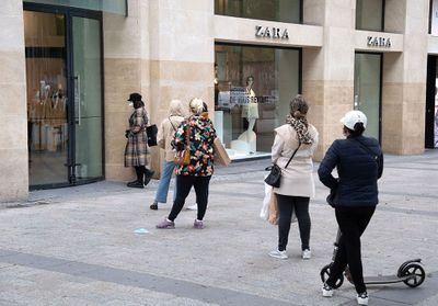 Déconfinés, ils font plus d'une heure de queue pour faire du shopping chez Zara