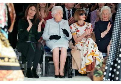 Elisabeth II, bête de mode au vestiaire aussi chic que politique