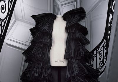 Exclu : Ce manteau issu du défilé Dior Haute Couture a nécessité 180 heures de travail