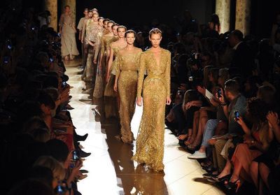 Face à l'annulation de la Fashion Week Haute Couture, les couturiers s'organisent