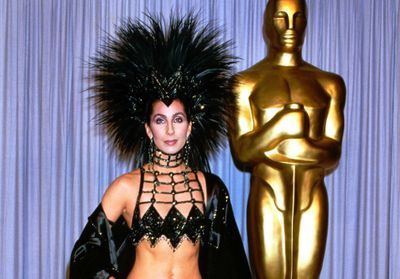 Histoire d'une tenue : le total look sequins de Cher aux Oscars 1986