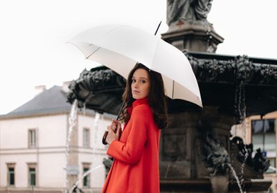 It-pièce : Le Parapluie de Cherbourg, le sommet du chic à l'automne