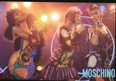 L'Instant Mode : Gigi et Bella Hadid, rockeuses glamour pour Moschino