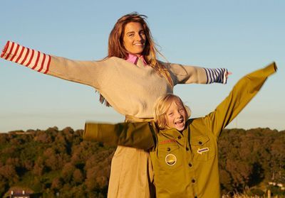 Les filles stylées dévoilent leur vêtement doudou