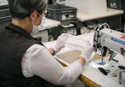 Louis Vuitton mobilise ses ateliers pour la production de centaines de milliers de masques