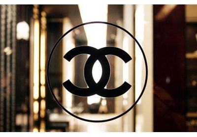 Retrouvée dans un grenier, cette tunique Chanel vendue aux enchères pour un record mondial