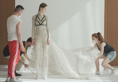 Voici pourquoi il ne faut pas rater « Une femme à la tête de Dior », le nouveau documentaire de Loïc Prigent
