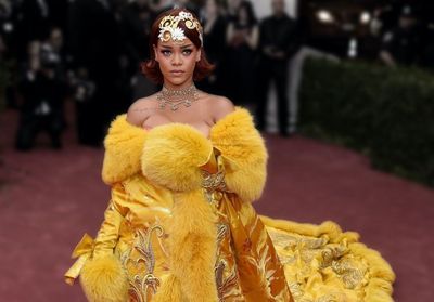 Histoire d'une tenue : la robe omelette de Rihanna au Met Gala 2015