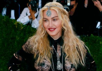 Histoire d'une tenue : le message engagé derrière la robe transparente de Madonna au Met Gala 2016