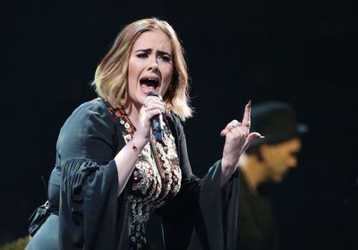 Adele : la chanteuse annonce une mauvaise nouvelle à ses fans