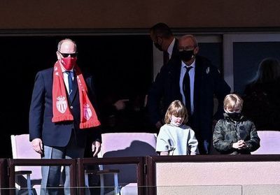 Albert de Monaco et ses jumeaux Jacques et Gabriella en sortie au stade