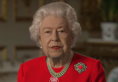 Après le discours de la reine Elizabeth II, sa robe verte détournée sur Twitter
