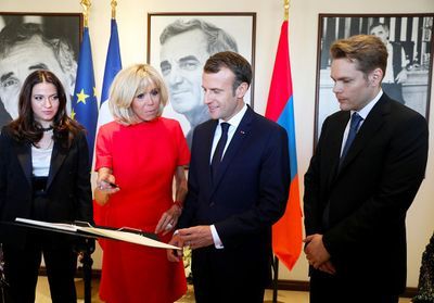 Brigitte Macron en Arménie avec le fils de Charles Aznavour : l'hommage du président au chanteur