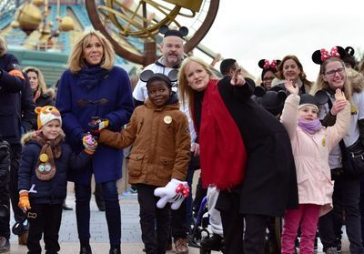 Brigitte Macron : engagée avec Vianney, Kendji et Christophe Maé pour les Pièces Jaunes à Disneyland