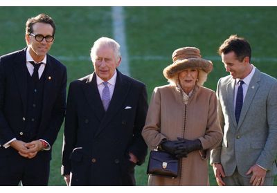 Charles III et Camilla rencontrent Ryan Reynolds sur un terrain de football