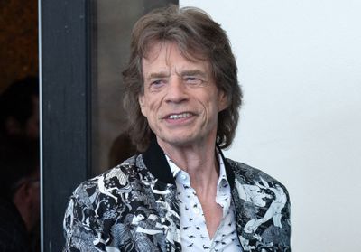 Confiné dans son château français, Mick Jagger se met en scène et parodie ses occupations