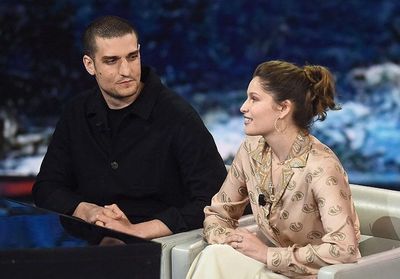 Laetitia Casta en mini jupe, Louis Garrel en costume “mafieux” à Cannes : le couple plus amoureux que jamais