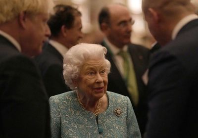 Elisabeth II : la reine déjà de retour dans son bureau après sa courte hospitalisation