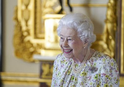 Elisabeth II rend hommage au prince Philip un an après sa mort