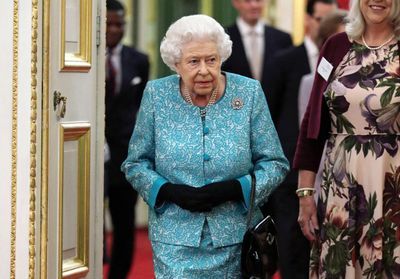 Elizabeth II : la reine rompt le protocole lors d’une séance photo en posant comme une star sur tapis rouge
