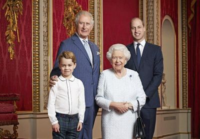 Elizabeth II : un nouveau portrait officiel avec Charles, William et George !