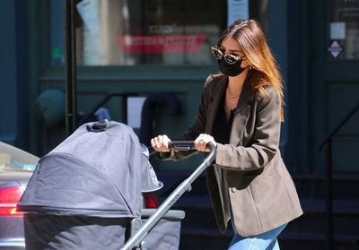 Emily Ratajkowski : sortie remarquée à New York avec son bébé