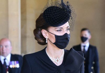 Funérailles du prince Philip : ce geste tendre de Kate Middleton pour consoler le prince Charles