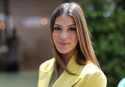 Iris Mittenaere : sublime pour remettre le trophée de la finale dame à Roland Garros