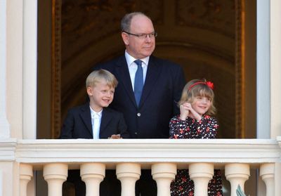 Jacques et Gabriella de Monaco : duo malicieux au balcon du palais princier