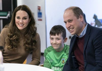 « Je sais ce que tu ressens » : le prince William réconforte un enfant qui a perdu sa mère