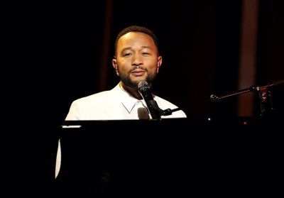 John Legend rend un émouvant hommage à sa femme Chrissy Teigen sur scène
