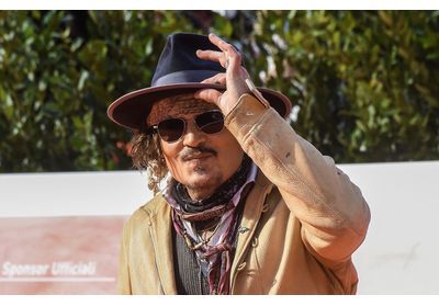 Johnny Depp a été aperçu aux bras d'une jeune femme en Italie