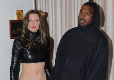 Julia Fox célèbre son anniversaire avec Kanye West
