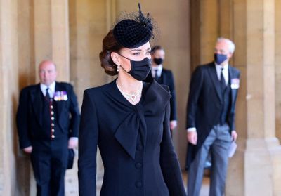 Kate Middleton : des bijoux qui en disent long aux funérailles du prince Philip