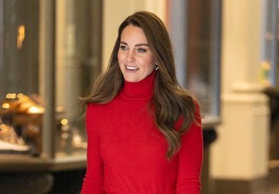 Kate Middleton, élégante en rouge pour une apparition engagée