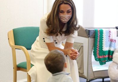 Kate Middleton : élégante et masquée, elle vient en aide aux familles dans le besoin