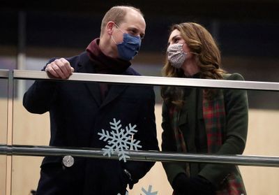 Kate Middleton et le prince William complices au départ de leur tournée officielle