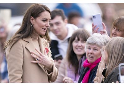 Kate Middleton laisse le protocole de côté lors d'une rencontre avec les fans