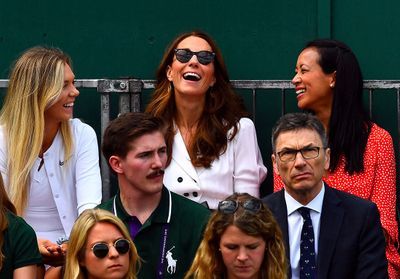 PHOTOS. Souriante et très stylée en blanc, Kate Middleton fait une apparition en solo au tournoi de Wimbledon