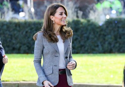 VIDEO. Kate Middleton a évité de peu la chute : le prince William était de toute façon là pour jouer les chevaliers servants
 https://www.closermag.fr/royautes/video-kate-middleton-a-evite-de-peu-la-chute-le-prince-william-etait-de-toute-fa-1048559 …pic.t