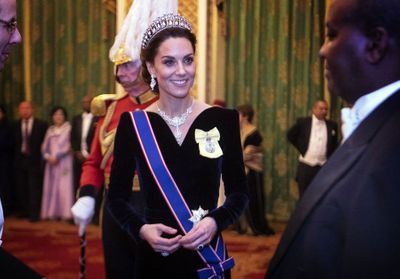 Kate Middleton : sublime en robe noire pour une soirée à Buckingham Palace