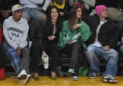 Kendall Jenner, Hailey et Justin Bieber réunis dans les tribunes d’un match de basket