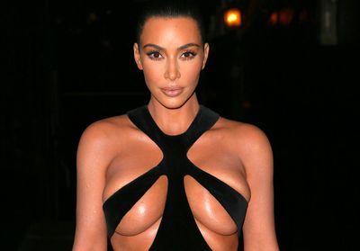 Kim Kardashian surprend en robe découpée qui comprime sa poitrine  https://www.parismatch.com/People/Kim-Kardashian-surprend-en-robe-decoupee-qui-comprime-sa-poitrine-1606381utm_term=Autofeed&utm_medium=Social&xtor=CS2-14&utm_source=Twitter&am