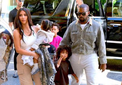 Kim Kardashian met Kanye West à l'honneur pour la fête des pères